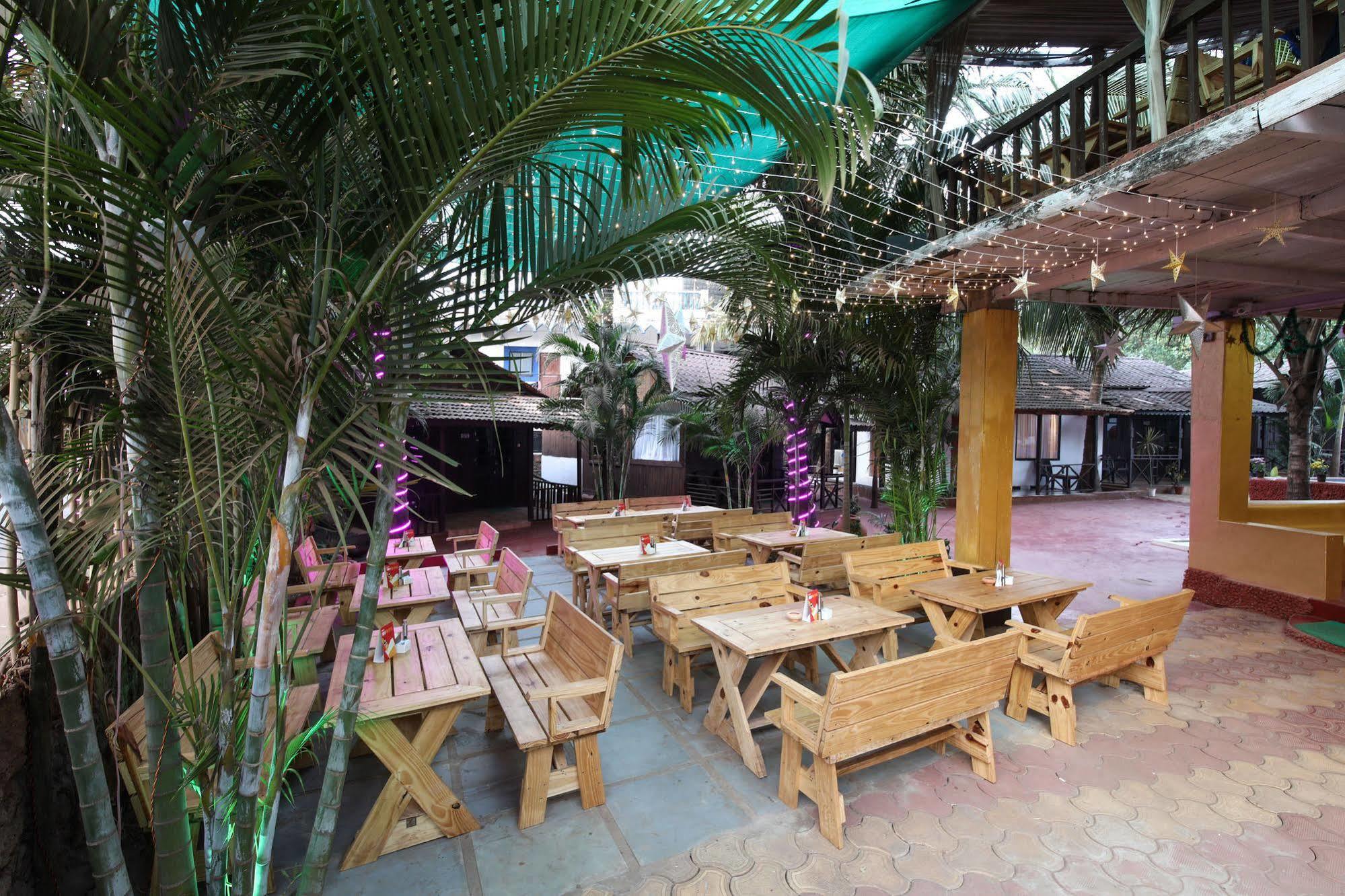 Treebo Trend Ashwem Beach Resort Goa Mandrem Exterior foto