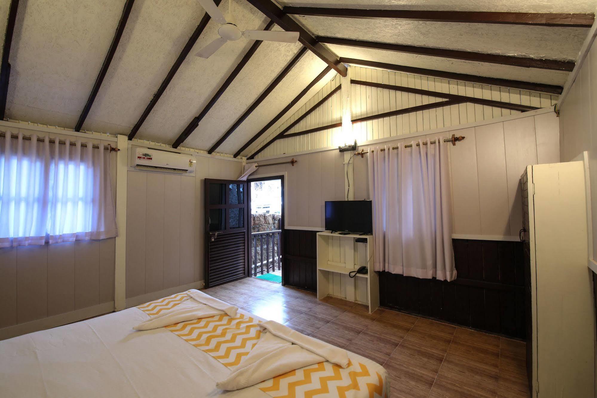 Treebo Trend Ashwem Beach Resort Goa Mandrem Exterior foto
